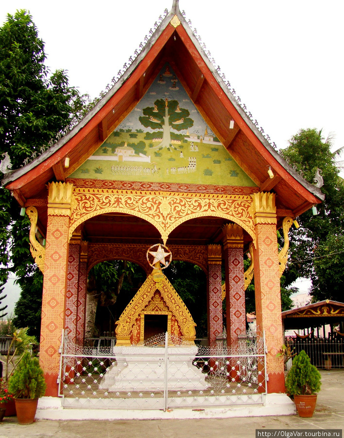 Лаосские храмы представляют собой образцы синтеза архитектуры, скульптуры и живописи. Фронтоны украшаются лакированны¬ми фресками. Луанг-Прабанг, Лаос