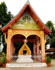 Лаосские храмы представляют собой образцы синтеза архитектуры, скульптуры и живописи. Фронтоны украшаются лакированны¬ми фресками.