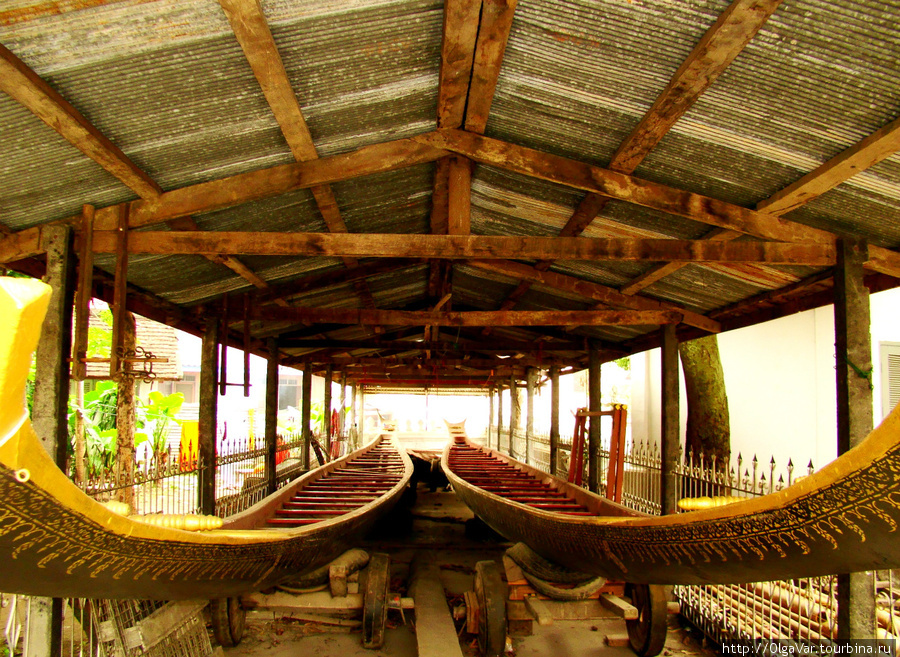 На таких лодках лаосцы устраивают соревнования целыми деревнями Луанг-Прабанг, Лаос