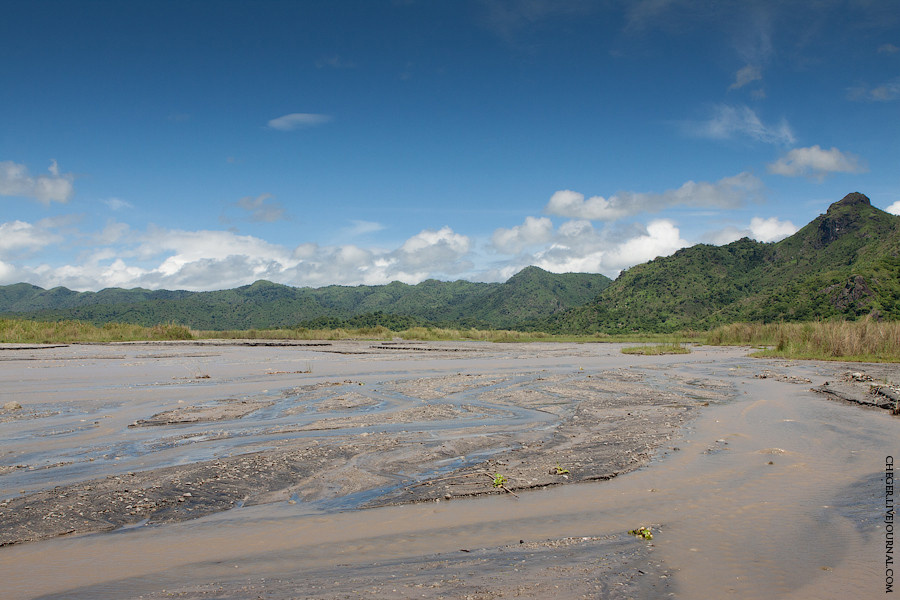Вода в речке невероятно теплая, но это не из за того, что течет она с вулкана, а потому что она очень мелкая  и нагревается от солнца Остров Лусон, Филиппины