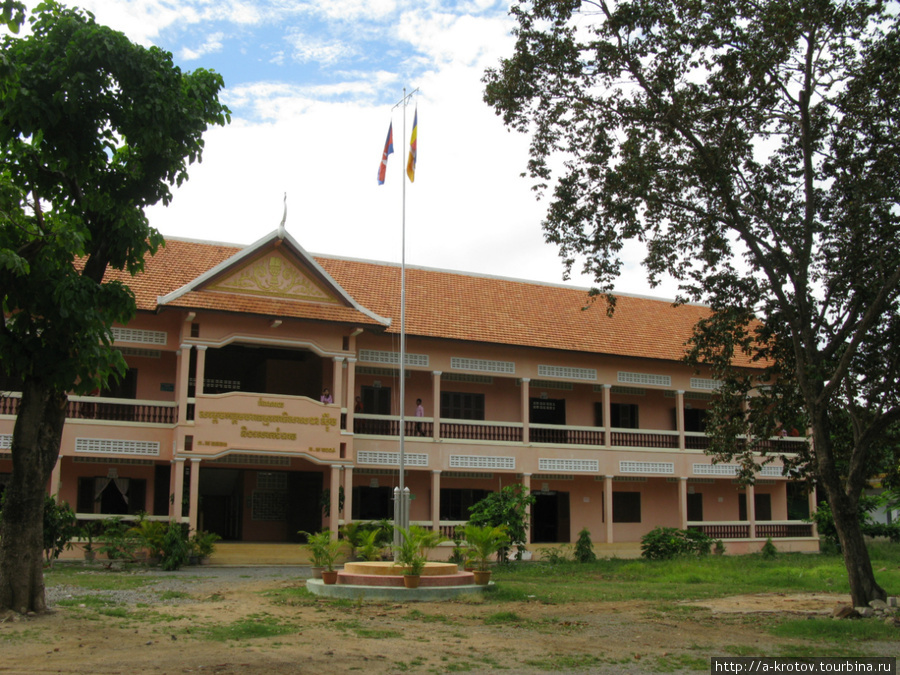 Школа на территории монастыря Баттамбанг, Камбоджа