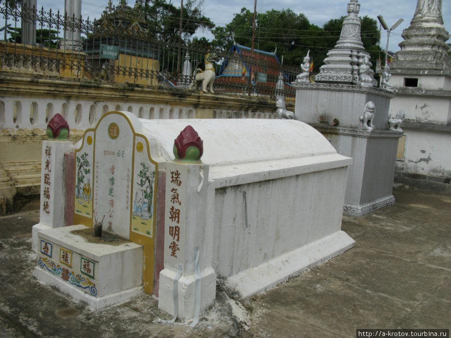На территории монастыря кладбище Баттамбанг, Камбоджа