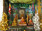 Алтарь в буддийском храме