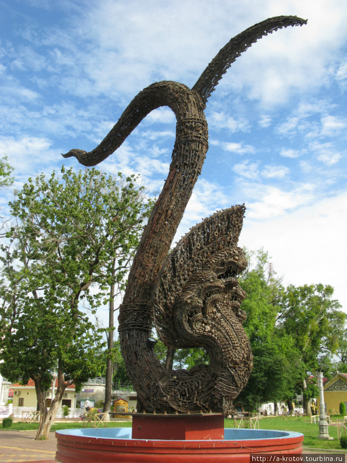 Памятник миру — из частиц оружия Провинция Баттамбанг, Камбоджа