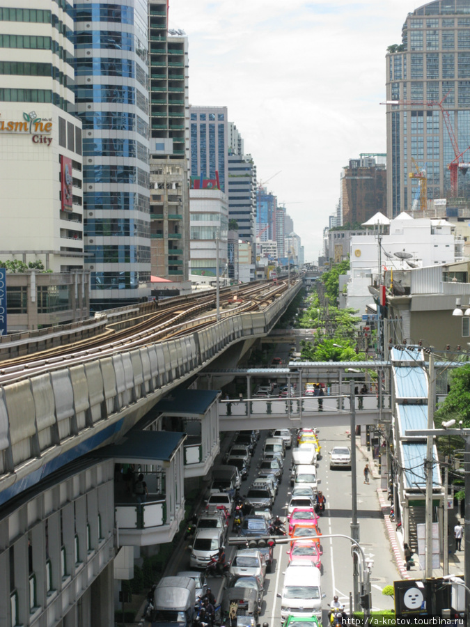 Вид линии метро (скайтрейна) со станции Бангкок, Таиланд