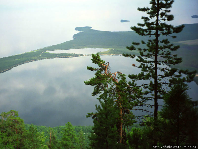 Слюдянские озера — вид сверху. Два живописных озера соединены перемычкой с Байкалом. озеро Байкал, Россия