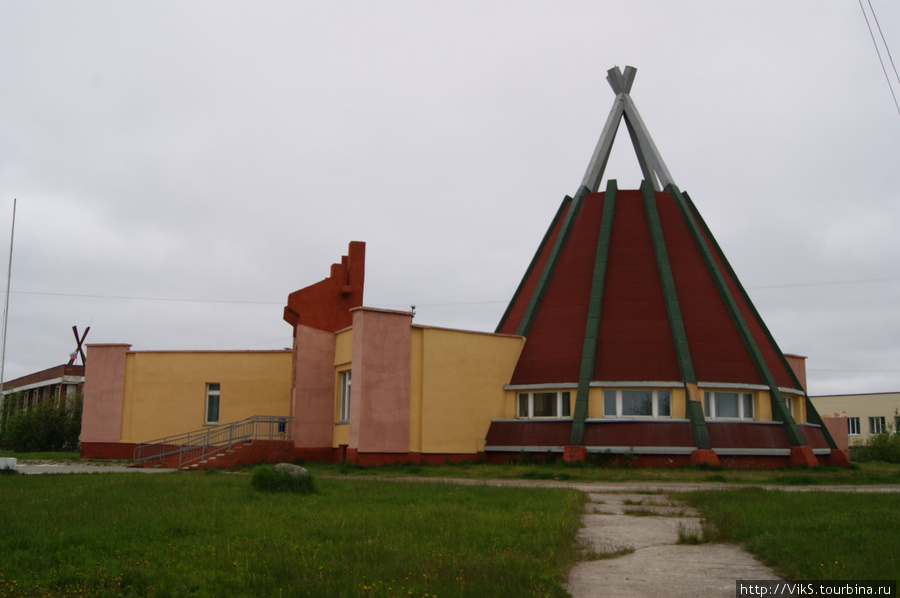 Саамский культурный центр. Когда-то это был ресторан. Но доходы населения не таковы, чтобы ходить по ресторанам. Выполненное в виде саамского чума, здание очень подходит для его сегодняшнего предназначения. Ловозеро, Россия