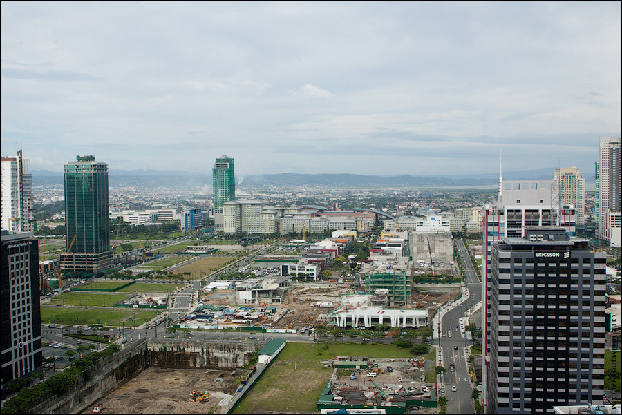 Вид на другую сторону здания. Там котлован под небоскреб — глубина где-то метров 15-20 Манила, Филиппины