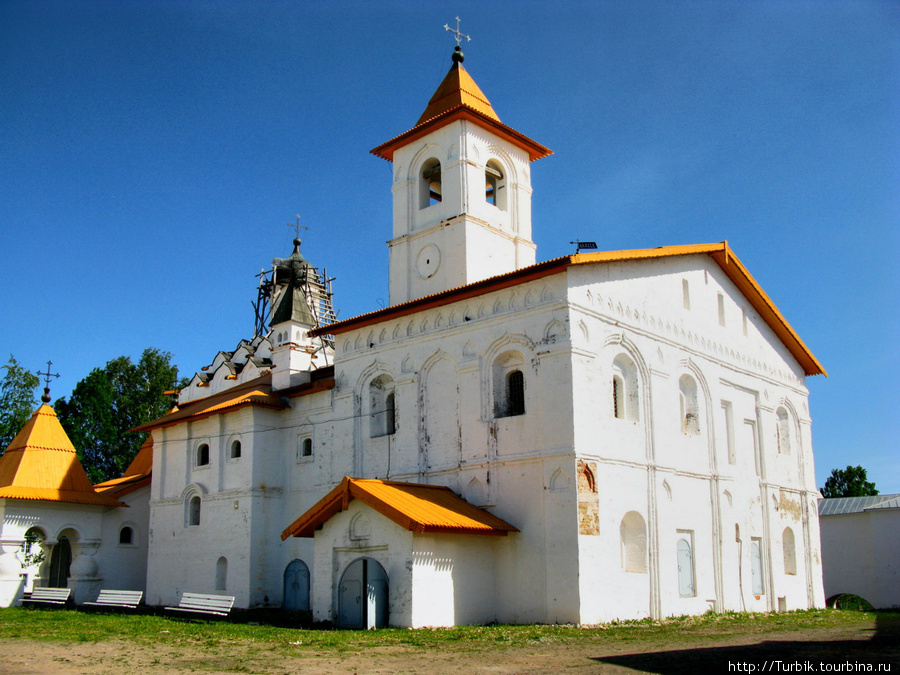 церковь Покрова Пресвятой Богородицы — самая старая из сохранившихся построек монастыря Старая Слобода, Россия