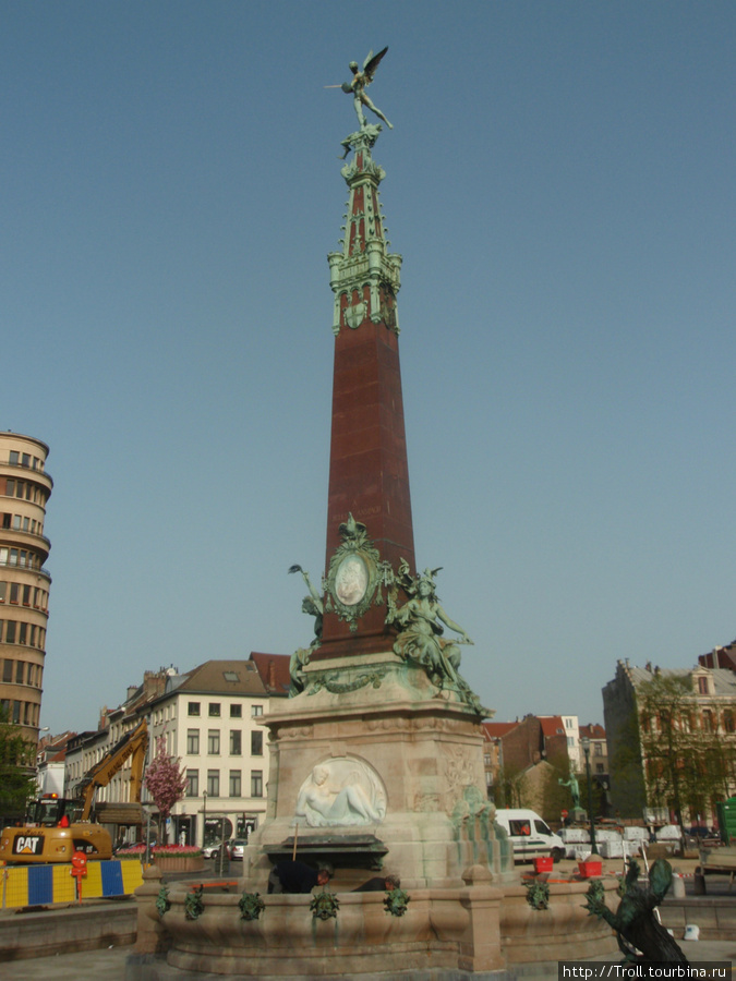 Общий вид центральной стелы фонтана Брюссель, Бельгия