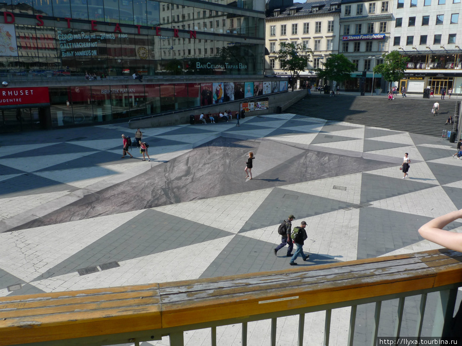 Mind Your Step оптическая иллюзия на площади Sergels Torg Стокгольм, Швеция