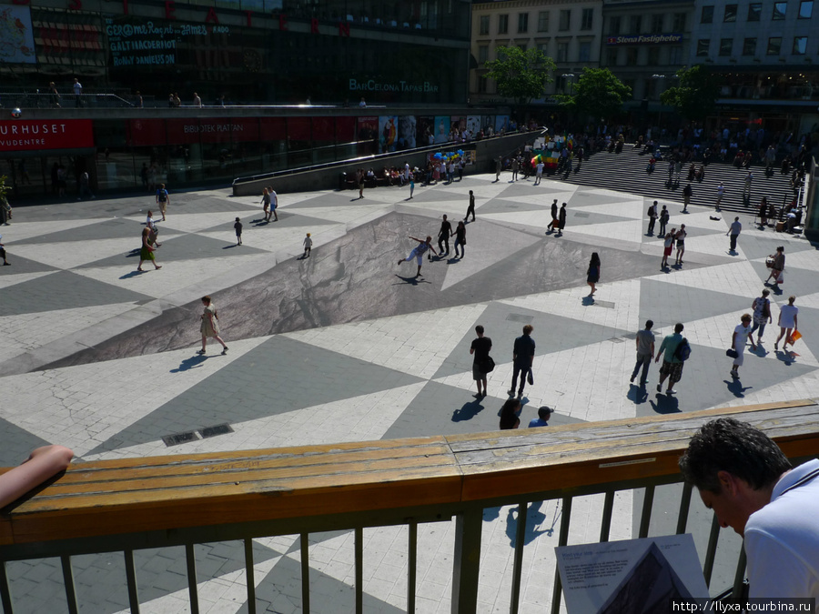 Mind Your Step оптическая иллюзия на площади Sergels Torg Стокгольм, Швеция