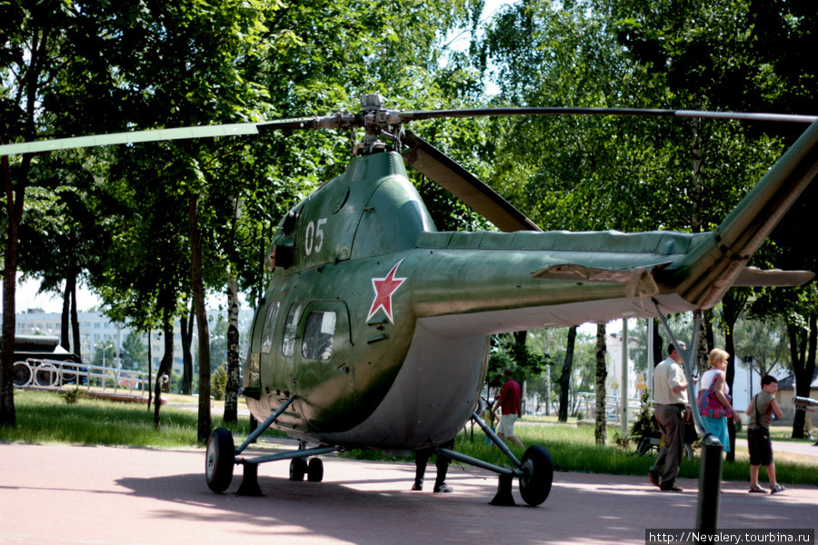 В центре города расположена экспозиция военной техники — танки, самолеты, вертолеты. Витебск, Беларусь