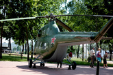 В центре города расположена экспозиция военной техники — танки, самолеты, вертолеты.