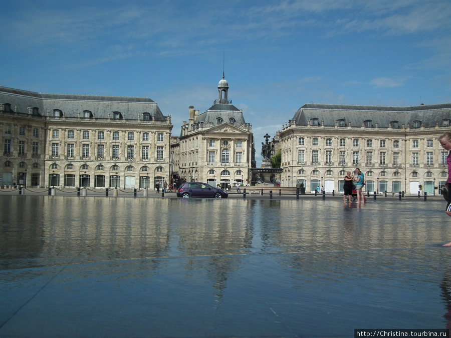 По обеим сторонам площади распологаются два великолепных здания 18ого века. Одно из них — здание Биржи, во втором — отель де Дуан. Бордо, Франция