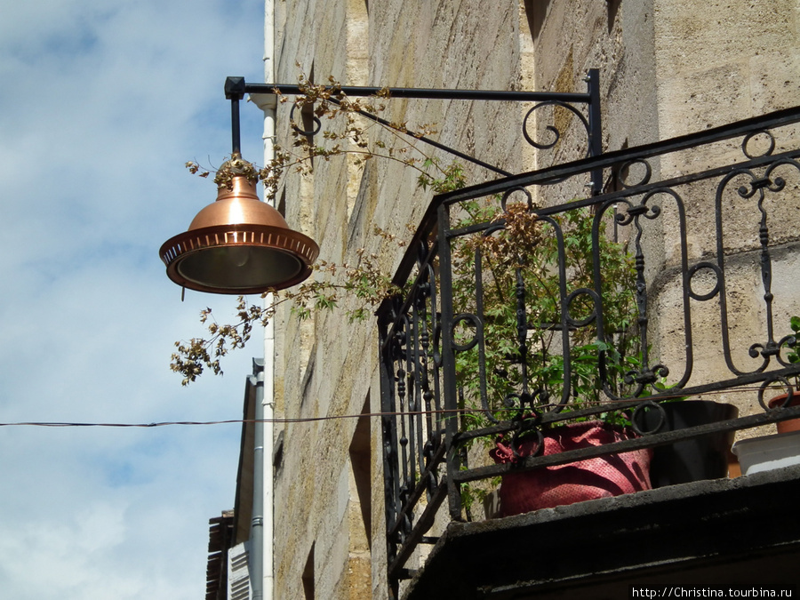 Эти медные фонари (такие простые на первый взгляд), стали для меня неотъемлимым символом Бордо. Бордо, Франция