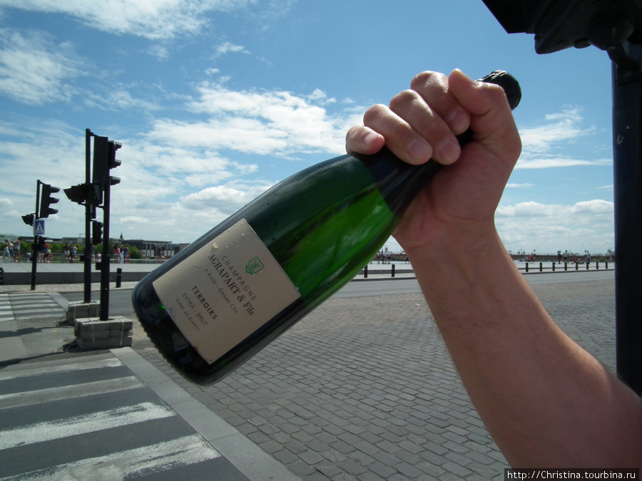 Вот это вот шампанское мы благополучно уроним и разобъем через 15 минут после этого снимка :(  Случайно :(((  25 евро разбитых об асфальт на набережной в Бардо. 

Зато хоть фотография осталась на память (хе-хе) Бордо, Франция