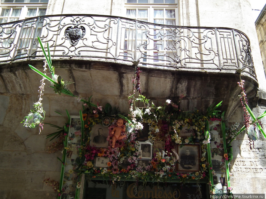 Над входом в какую-то лавку, под красивым кованым балкончиком — вот таким вот необычным образом оформлена семейная история в фотографиях. Только я не очень поняла, какой смысл вложен в куклу?! ... Бордо, Франция