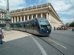 Низкорамные трамваи тихо-тихо скользят по улочкам Бордо и очень гармонично вписываются в окружающую красоту города.