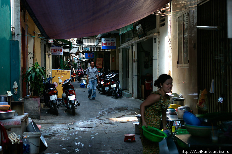 Мы нашли себе прибежище в недрах туристического квартала Фам Нгу (Pham Ngu Lao). Долго искать не стали, потому что, накрутив от автостанции десятки километров в сплошном потоке мотобайков, поняли, что искать нормальное жилье придётся очень долго. Хошимин, Вьетнам