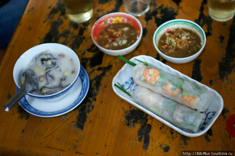 Впрочем, своей экзотической кухни во Вьетнаме хватает с лихвой. На удивление вкусным оказался сладкий бобовый суп с кокосовым молоком, а вот спринг-роллы из рисовой бумаги с начинкой из зелени оказались пресными на наш притязательный вкус. Хошимин, Вьетнам