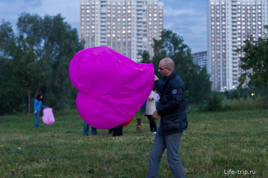 Москва запускает небесные фонарики Москва и Московская область, Россия