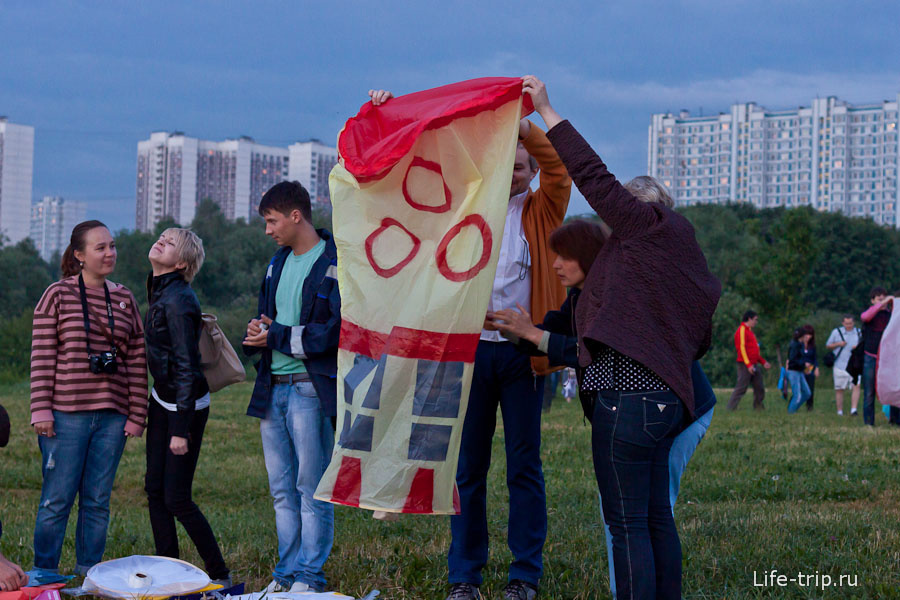 Москва запускает небесные фонарики Москва и Московская область, Россия