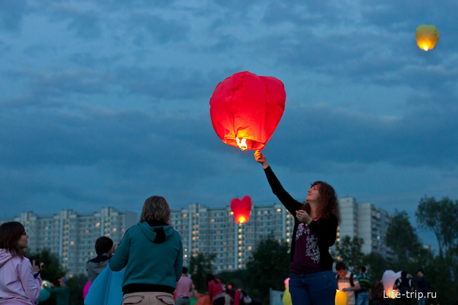 Москва запускает небесные фонарики Москва и Московская область, Россия