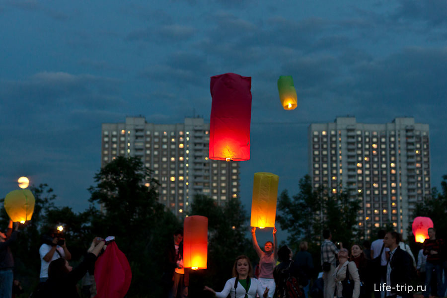 Москва запускает небесные фонарики Москва и Московская область, Россия