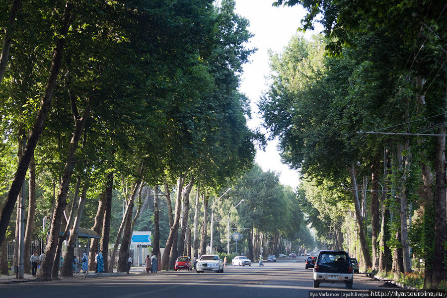 Очень много деревьев. Жалко власти Таджикистана сносят исторический центр. Через несколько лет Душанбе из столицы советской республики превратится в провинциальный китайский городок. Шер-Хан-Бандар, Афганистан