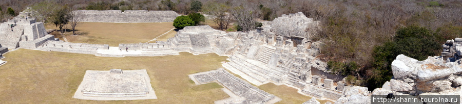 Большой акрополь Едзны — вид с большой пирамиды Штат Кампече, Мексика