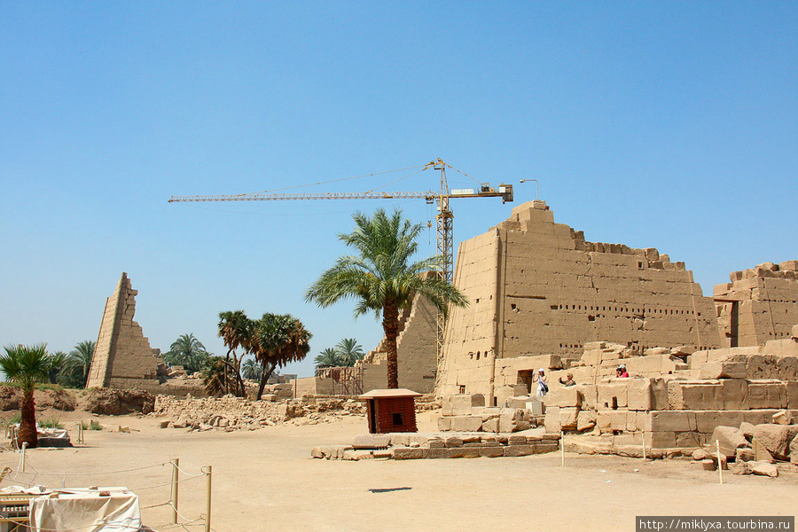 8 и 9 пилон храмового комплекса (достраивают для туристов ;) ) Луксор, Египет