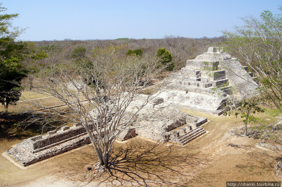 Малый акрополь и пирамида  в Едзне Штат Кампече, Мексика