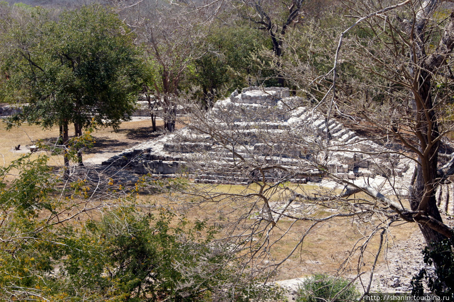 Пирамида на малом акрополе в Едзне Штат Кампече, Мексика