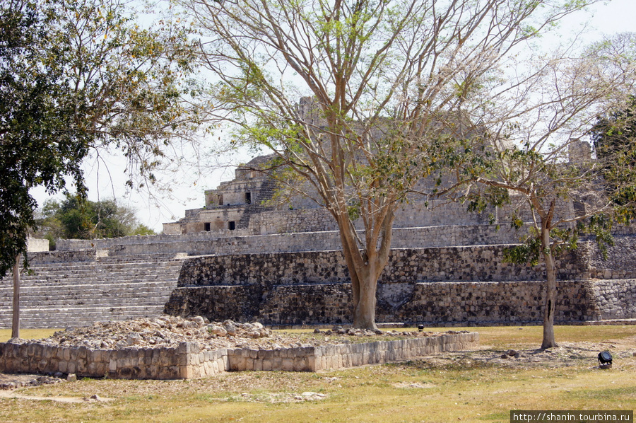 На центральной площади Едзны есть пирамида Штат Кампече, Мексика