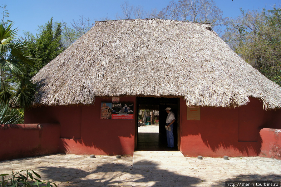Один из двух маленьких музеев Едзны Штат Кампече, Мексика