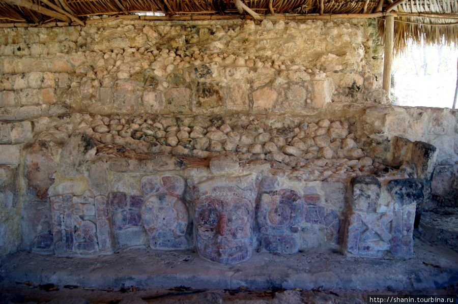 В храме больших каменных масок в Едзне Штат Кампече, Мексика