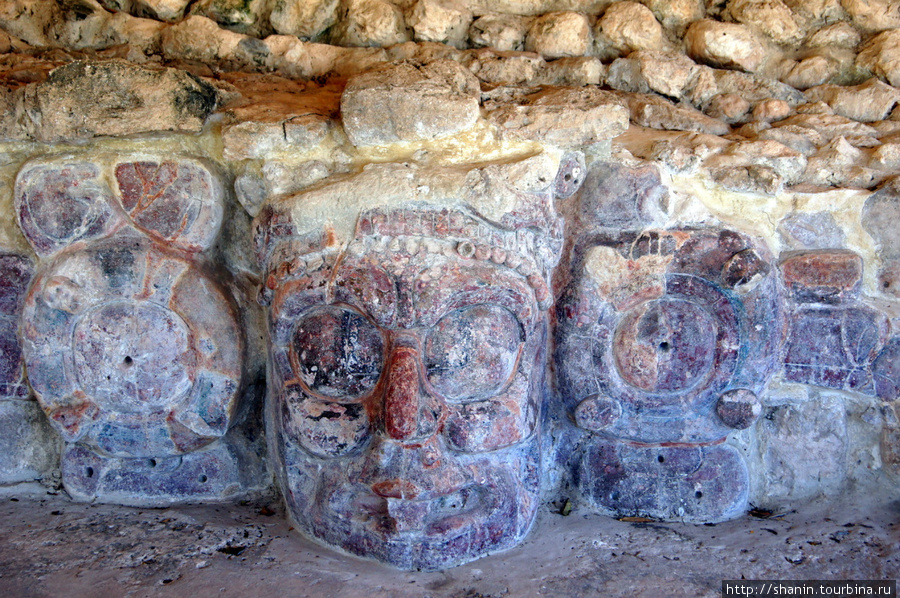 Каменные маски в храме больших каменных масок в Едзне Штат Кампече, Мексика