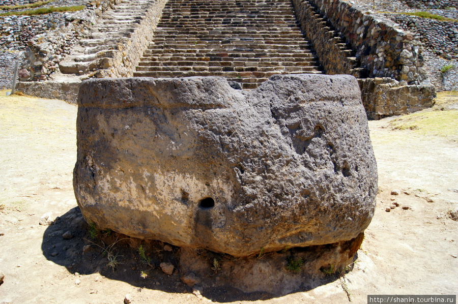 Каменная ванна у входа на лестницу Пирамиды цветов Штат Тласкала, Мексика