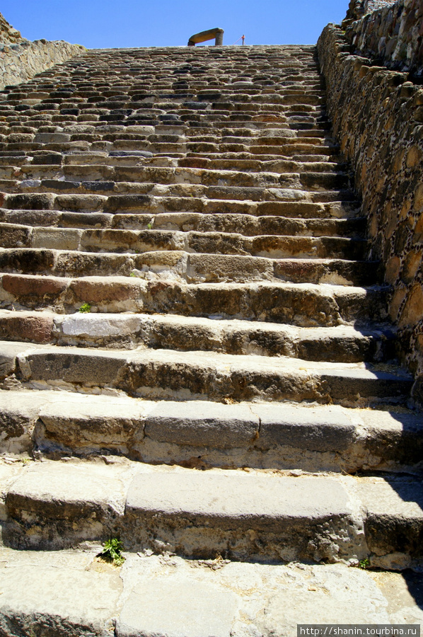 Пирамида цветов в Шочиитекатле — лестница наверх Штат Тласкала, Мексика