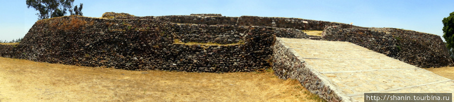 На центральной площади Шочитекатля основание змеиного храма Штат Тласкала, Мексика