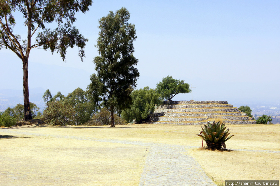 На центральной площади Шочитекатля — вид на Спиральную пирамиду Штат Тласкала, Мексика