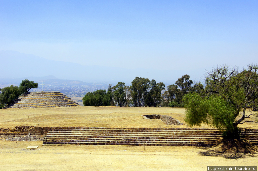 На центральной площади Шочитекатля — основание храма и Спиральная пирамида Штат Тласкала, Мексика