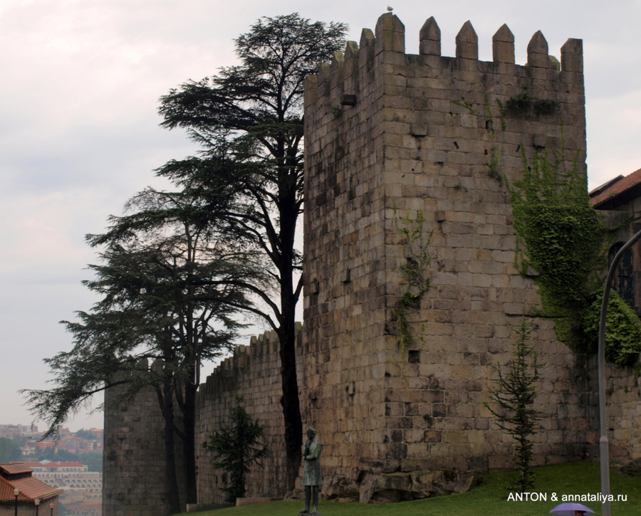 Средневековая башня рядом с собором Се Порту, Португалия