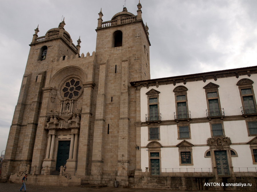 Фасад собора Се Порту, Португалия