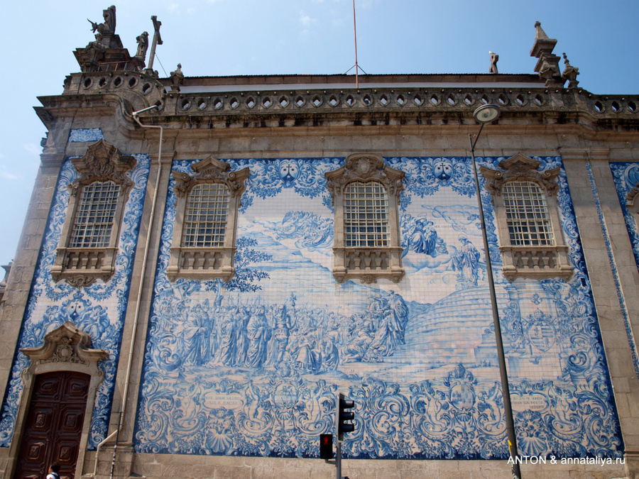 Самые большие азулежуш в Порту — на боковой стене церкви Карму Порту, Португалия