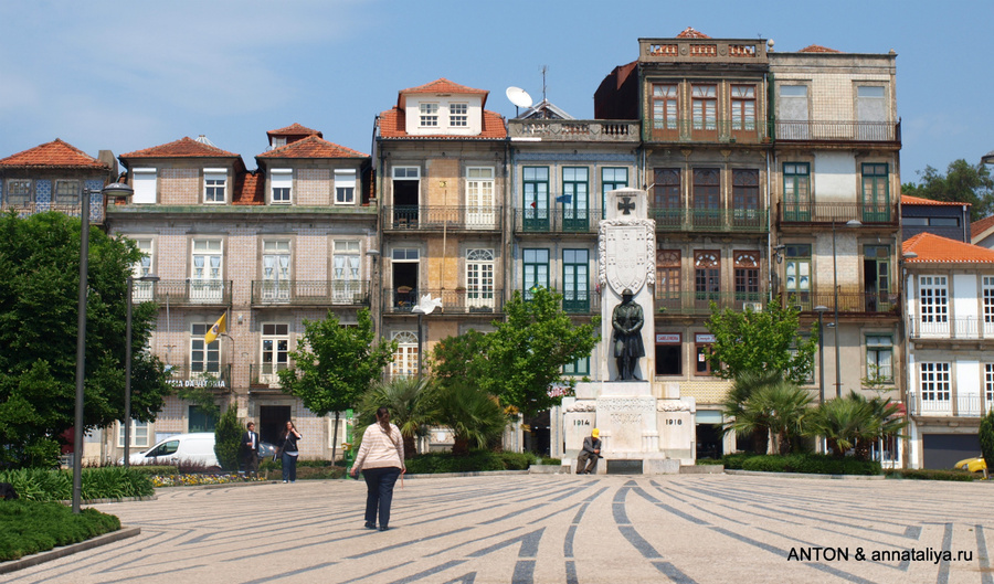Площадь Карлоса Альберту рядом с церковью Порту, Португалия