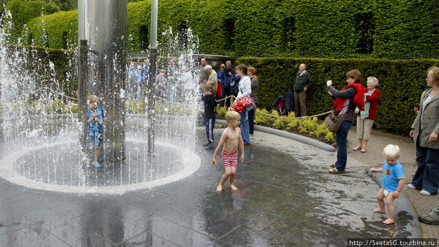 Закаленные английские дети, купающиеся в фонтанах при +15 Альнвик, Великобритания