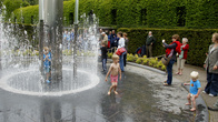 Закаленные английские дети, купающиеся в фонтанах при +15