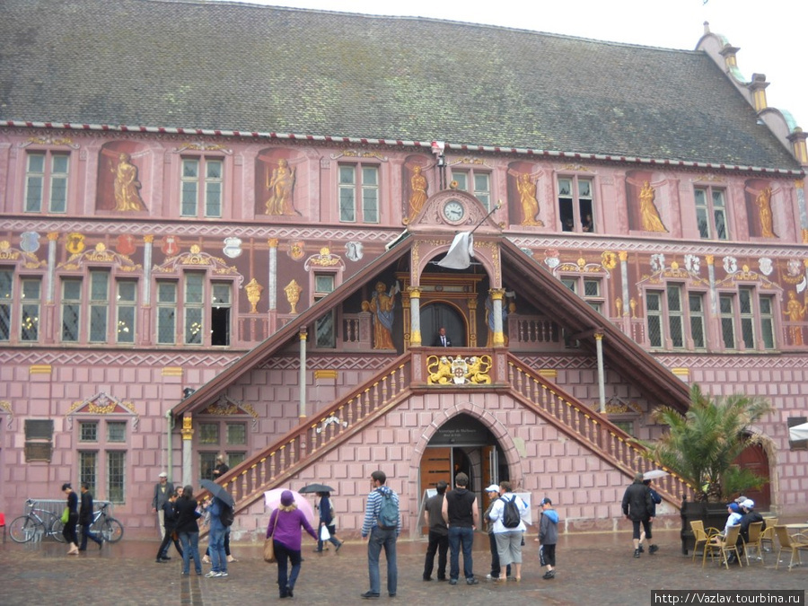 Здание ратуши с изящным крыльцом Мюлуз, Франция